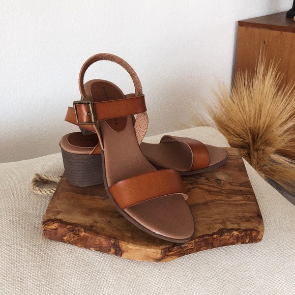 Shoes - TAN STRAPPY HEELED SANDALS SIZE 6